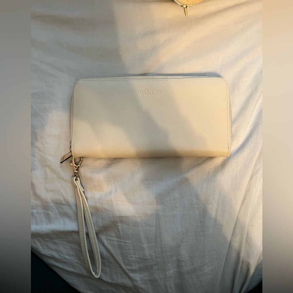 Wristlet wallet